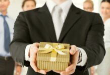 Chef d'entreprise qui offre un cadeau à ses collaborateurs