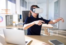 realite virtuelle entreprise femme ordinateur